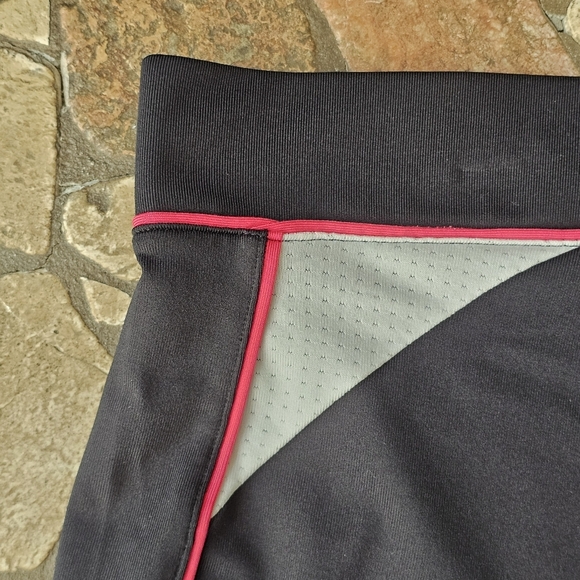 Under Armour HeatGear Running Shorts, Black and Pink And White, Size Small - Picture 5 of 9